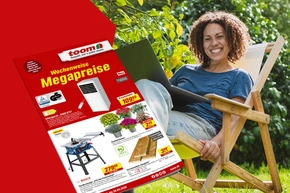Eine Person entspannt im Liegestuhl im Garten mit einem Werbeprospekt.